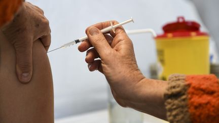 Une personne se fait vacciner à DIjon, le 10 novembre 2021 (illustration). (EMMA BUONCRISTIANI / MAXPPP)
