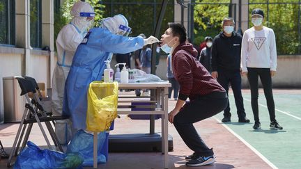 Un homme est testé au Covid-19 durant le confinement à Shanghai (Chine), le 17 avril 2022. (LIU JIN / AFP)