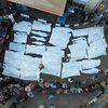 Des corps de victimes extraits de la morgue de l'hôpital des Martyrs d'Al-Aqsa avant la tenue des funérailles, le 6 novembre 2023 à Deir-al-Balah, dans la bande de Gaza. (ASHRAF AMRA / AGENCE ANADOLU / AFP)