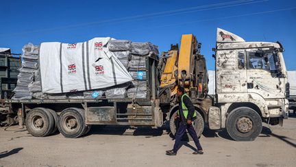 Ce camion transportant de l'aide humanitaire en provenance du Royaume-Uni a pu entrer à Gaza via le poste frontière de Kerem Shalom, dans la partie sud du territoire palestinien, le 17 février 2024, à Rafah. (SAID KHATIB / AFP)