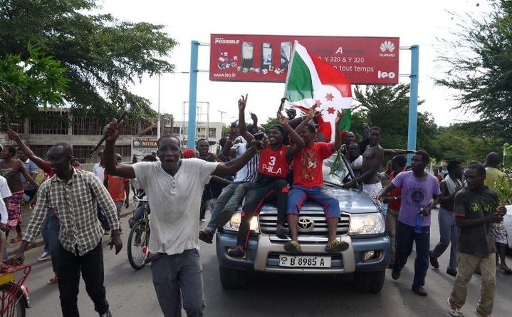 Scène de joie dans les rues de Bujumbura après l'annonce du coup d'Etat, le 13 mai 2015. (Photo AFP)