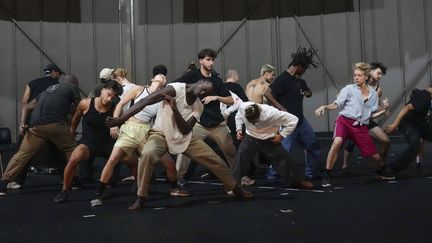 Des danseurs répètent une "danse du départ" pour les participants aux JO 2024, sous la direction du chorégraphe Mourad Merzouki, à Créteil (France), le 31 juillet 2024. (MICHEL EULER / AP / SIPA)