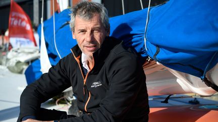 Le skipper français Sébastien Destremeau sur son bateau, avant le départ de la Route du Rhum, le 3 novembre 2018 à Saint-Malo. (FRED TANNEAU / AFP)