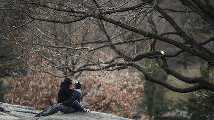 Un couple s'embrasse &agrave; Central Park, New York, le 31 janvier 2012. (LUCAS JACKSON / REUTERS)