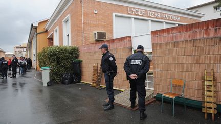 Des policiers devant l'école Ozar Hatorah de Toulouse (Haute-Garonne), le 19 mars 2012. (ERIC CABANIS / AFP)