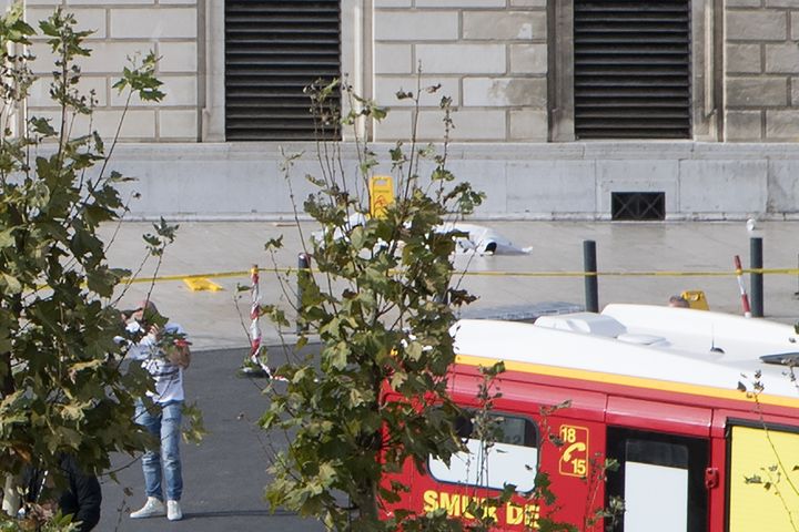 Le corps du suspect de l'attaque au couteau recouvert d'un drap sur le parvis de la gare Saint-Charles, le 1er octobre 2017, à Marseille. (BERTRAND LANGLOIS / AFP)