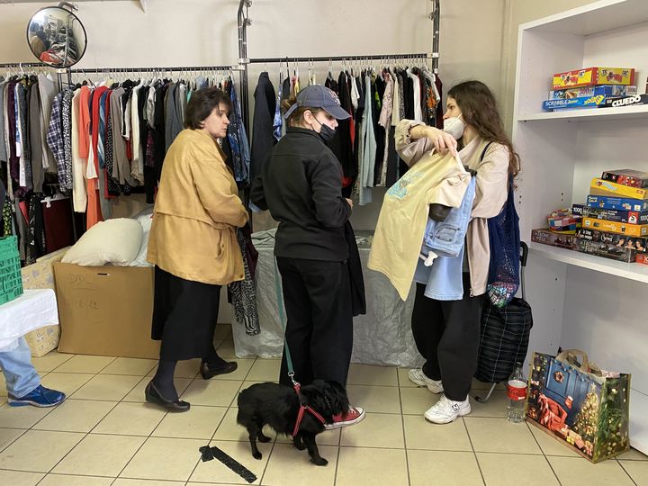 Sophie et Anastasiia essaient des vêtements au Secours populaire de Toulouse (Haute-Garonne), le 8 avril 2022. (RAPHAEL GODET / FRANCEINFO)