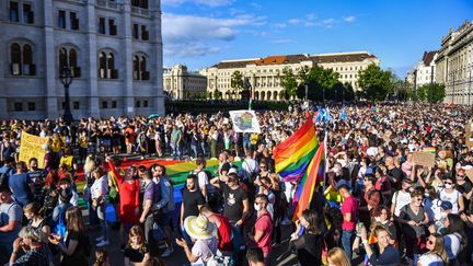 Des participants prennent part à une manifestation contre un projet de loi interdisant la "promotion" de l'homosexualité devant le Parlement hongrois à Budapest (Hongrie) le 14 juin 2021. (GERGELY BESENYEI / AFP)