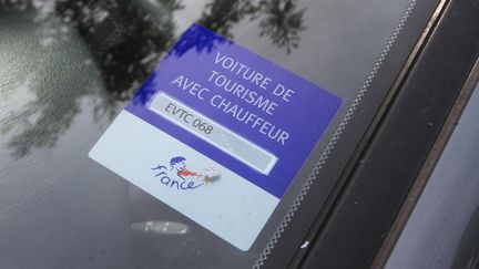 Un autocollant sur le pare brise d'une Voiture de Tourisme avec Chauffeur (VTC) à Mulhouse, le 12 Août 2014. (JEAN FRANCOIS FREY / MAXPPP)