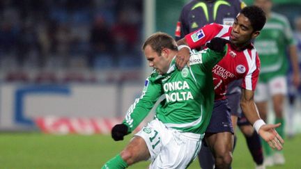 Geoffrey Dernis et Franck Béria au duel lors d'un match entre Saint-Etienne et Lille, le 15 décembre 2007. (DENIS CHARLET / AFP)