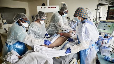 Des soignants prennent en charge un patient atteint du Covid-19 dans le service de réanimation de l'Institut mutualiste Montsouris, le 6 mai 2021 à Paris. (ANTONIN BURAT / HANS LUCAS / AFP)