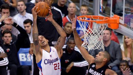 James Harden (à droite) prend le dessus sur Brandan Wright (JOE KLAMAR / AFP)