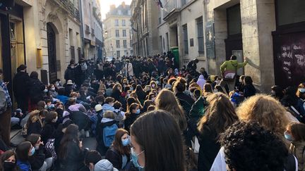 Le lycée Sophie Germain, 4ème arrondissement de Paris, bloqué par des élèves contre le nouveau protocole sanitaire, jugé trop léger, mardi 3 novembre 2020; (ALEXIS MOREL / FRANCE-INFO)