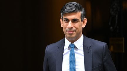 Le Premier ministre britannique, Rishi Sunak, le 19 juillet 2023, devant le 10 Downing Street, à Londres (Royaume-Uni). (JUSTIN TALLIS / AFP)