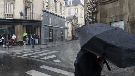 Des piétons sous la pluie dans le quartier du Marais à Paris, le 22 mai 2021. (LAURE BOYER / HANS LUCAS)