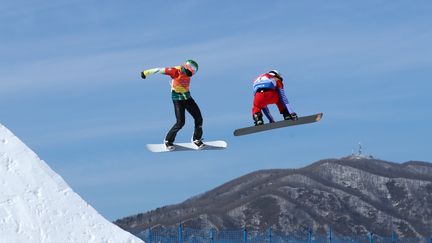 Le Français Pierre Vaultier, à droite, lors de l'épreuve de snowboardcross des JO d'hiver de Pyeongchang, le 15 février 2018. (MIKE BLAKE / REUTERS)