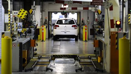 Une ligne d'assemblage de v&eacute;hicules dans l'usine PSA d'Aulnay-sous-Bois (Seine-Saint-Denis), le 28 janvier 2013. (LIONEL BONAVENTURE / AFP)