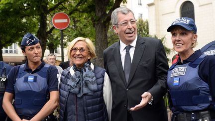 Le d&eacute;put&eacute;-maire de Levallois-Perret (Hauts-de-Seine), Patrick Balkany, et son &eacute;pouse Isabelle posent avec des membres de la police municipale de la ville, le 7 mai 2015. (BERTRAND GUAY / AFP)