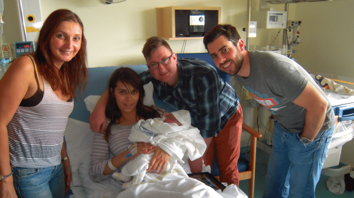 La naissance de Zeki Hutchings, en mai 2014.&nbsp;De gauche &agrave; droite : Leyla, la m&egrave;re du petit gar&ccedil;on&nbsp;; Rachael, sa gestatrice, et son mari James ; Richard, le p&egrave;re de l'enfant. (RACHAEL DUNK)