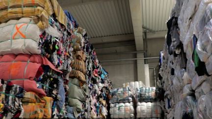 Les bornes de collecte de vêtements sont à peu près 50 000 sur l’ensemble du territoire français mais ce nombre risque de baisser dans une filière du recyclage textile en panne. (france 2)