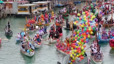 Cinq millions de personnes sont attendues pour le carnaval de Rio, au Brésil. En France, à Dunkerque ou à Nice, la fête est aussi totale. (FRANCEINFO)