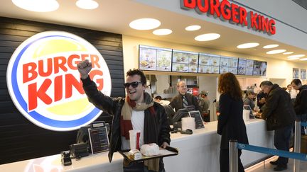 Un client heureux&nbsp;au restaurant Burger King de l'a&eacute;roport de&nbsp;Marseille-Marignane&nbsp;(Bouches-du-Rh&ocirc;ne), le 22 d&eacute;cembre 2012. (ANNE-CHRISTINE POUJOULAT / AFP)