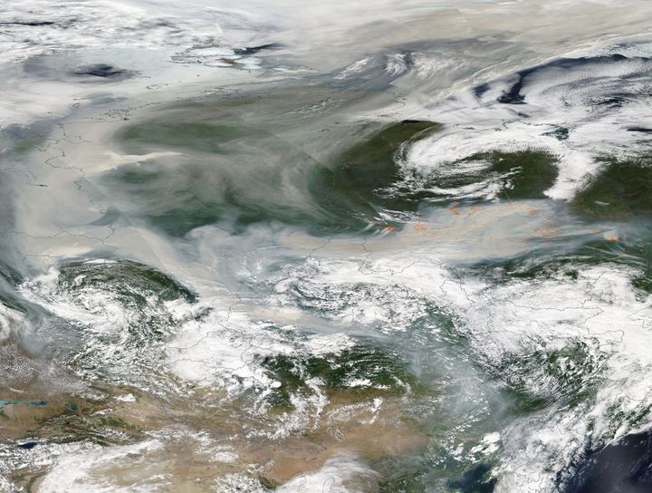 Cette image de l'Observatoire de la Terre de la NASA publiée le 7 août 2021 montre la fumée émise par des centaines d'incendies de forêt couvrant la majeure partie de la Russie le 6 août 2021. (HANDOUT / NASA EARTH OBSERVATORY / AFP)