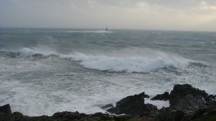 La mer est agitée sur la pointe Saint-Mathieu dans le Finistère. (CLÉMENT SOUBIGOU / RADIOFRANCE)