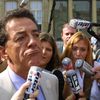 Yves Cochet, alors ministre de l'Environnement, répond aux questions des journalistes le 23 août 2001 dans la cour du palais de l'Elysée. (DANIEL JANIN / AFP)