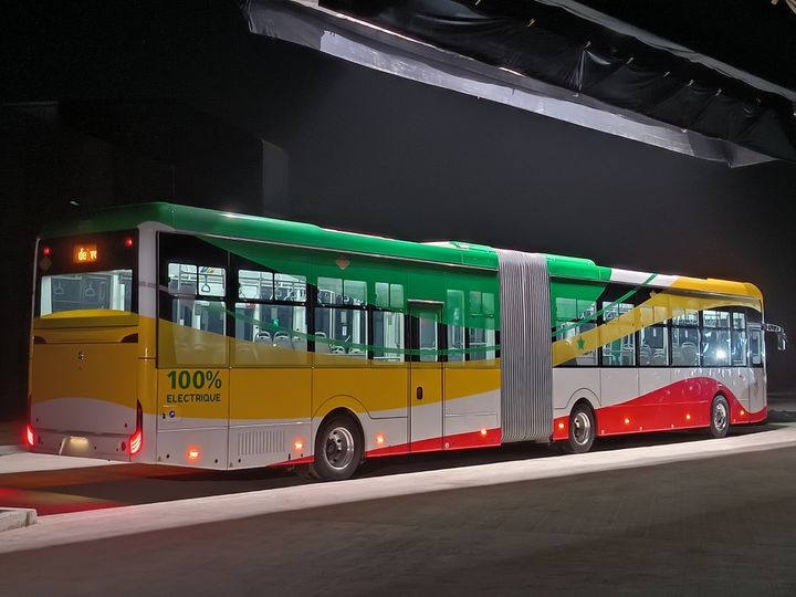 This dedicated bus (BRT) reinforces the regional express train inaugurated in 2021. Both systems aim to relieve congestion in Dakar.  (Photo David Peltre)