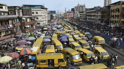 Embouteillage de minibus à Lagos, Nigeria (PIUS UTOMI EKPEI / AFP)