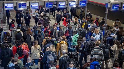 Des passagers à la gare Montparnasse, de Paris, le 16 février. (CHRISTOPHE PETIT TESSON / MAXPPP)