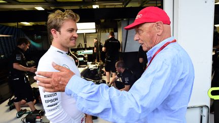 Nico Rosberg en discussion avec Niki lauda (ATTILA KISBENEDEK / POOL)