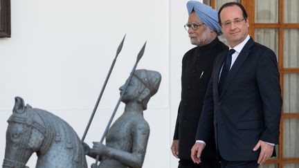 Fran&ccedil;ois Hollande (D) et le Premier ministre indien, Manmohan Singh, le 14 f&eacute;vrier 2013 &agrave; New Delhi (Inde). (BERTRAND LANGLOIS / AFP)