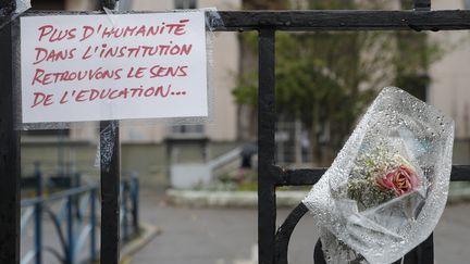 Le 5 octobre 2019 à Pantin&nbsp;(Seine-Saint-Denis)&nbsp;devant&nbsp;l'école maternelle où la directrice Christine Renon s'est suicidée après avoir dénoncé la dégradation des conditions de travail. (GEOFFROY VAN DER HASSELT / AFP)