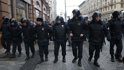 Des policiers russes sont mobilisés pour contenir un rassemblement d'opposants à Moscou, le 2 avril 2017. (MAXIM SHEMETOV / REUTERS)