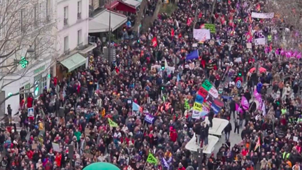 Après une deuxième journée de mobilisation contre la réforme des retraites, mardi 31 janvier, l’intersyndicale a appelé à deux nouveaux jours de manifestations les mardi 7 et samedi 11 février. Cette deuxième date correspond à un week-end de départ en vacances. (FRANCE 2)