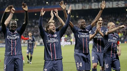 Des joueurs du PSG f&ecirc;tent leur titre de champion de France sur la pelouse de Lyon, le 12 mai 2013. (ROBERT PRATTA / REUTERS)