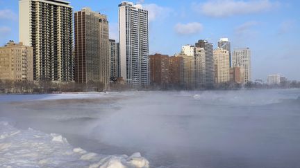 Le lac Michigan gel&eacute; &agrave; Chicago (Illinois, nord des Etats-Unis), le 5 janvier 2015.&nbsp; (KIICHIRO SATO / AP / SIPA)