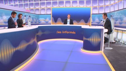 Autour de Marc Fauvelle et Renaud Dely, les informés débattent de l'actualité du&nbsp;mardi 15 novembre 2022.  (FRANCEINFO / RADIOFRANCE)