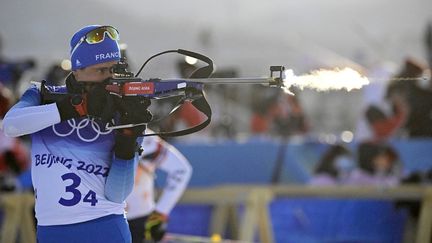 18/20 au tir : mention très bien pour Quentin Fillon Maillet, devenu champion olympique&nbsp;de biathlon (20km), mardi 8 février, sous les yeux -émus- de Martin Fourcade. Un "mec en or"&nbsp;qui apporte à la délégation tricolore son premier titre à Pékin, après avoir remporté&nbsp;l'argent en relais mixte samedi&nbsp;5 février.&nbsp;L'histoire ne dit pas si cette balle figée a atteint sa cible mais on a comme une petite idée... (TOBIAS SCHWARZ / AFP)