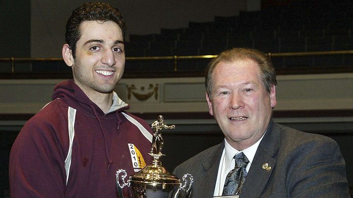 Tamerlan Tsarnaev re&ccedil;oit un troph&eacute;e dans un championnat de boxe amateur, le&nbsp;17 f&eacute;vrier 2010 &agrave; Lowell, dans le Massachusetts (Etats-Unis). (JULIA MALAKIE / AP / SIPA)