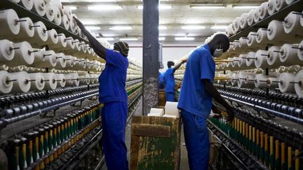 Travailleurs d'une usine de filature textile de l'entreprise malienne Comatex, à Ségou, le 12 décembre 2018. (MICHELE CATTANI / AFP)