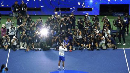 Novak Djokovic a remporté un quatrième trophée à l'US Open et un 24e titre en Grand Chelem, le 10 septembre 2023, à New York. (TIMOTHY A. CLARY / AFP)