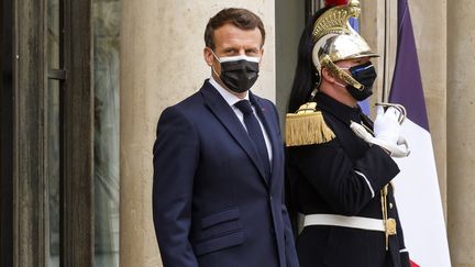 Emmanuel Macron devant le palais de l'Élysée. (LUDOVIC MARIN / AFP)