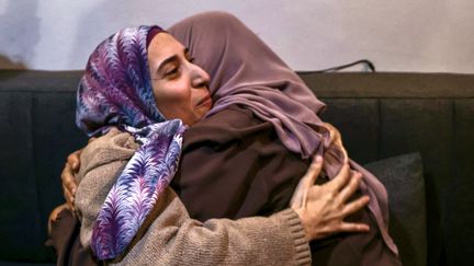 Shorouq Dwayyat et sa mère Samira le 26 novembre 2023, après sa libération dans le cadre de l'accord entre Israël et le Hamas. (FAIZ ABU RMELEH / MIDDLE EAST IMAGES VIA AFP)