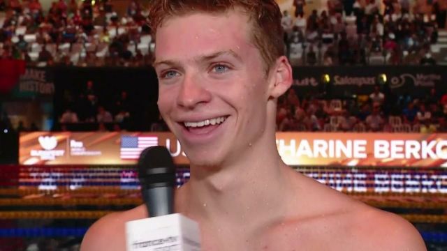 Il semblait presque facile Léon Marchand. Le Français tonitruant sur sa brasse a confirmé sa position de favori et remporte un deuxième titre de champion du monde avec ce 200 mètres 4 nages.