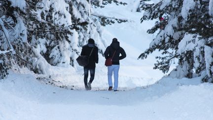 Deux migrants à la frontière franco-italienne, en janvier 2018. (PHOTO D'ILLUSTRATION / PIERO CRUCIATTI / AFP)