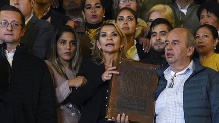 La sénatrice Jeanine Añez a prêté serment&nbsp;après s'être proclamée présidente par intérim du pays lors d'une session du Congrès, à La Paz, le 12 novembre 2019.&nbsp; (AIZAR RALDES / AFP)