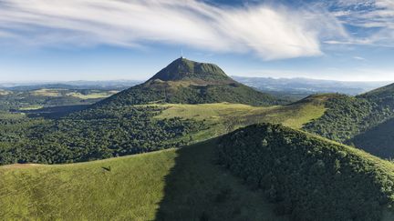 La chaîne des Puys a été reconnu par l'Unesco comme étant un site géologique exceptionnel, représentant toutes les étapes de formation d'un rift. (CORMON FRANCIS / HEMIS.FR / AFP)